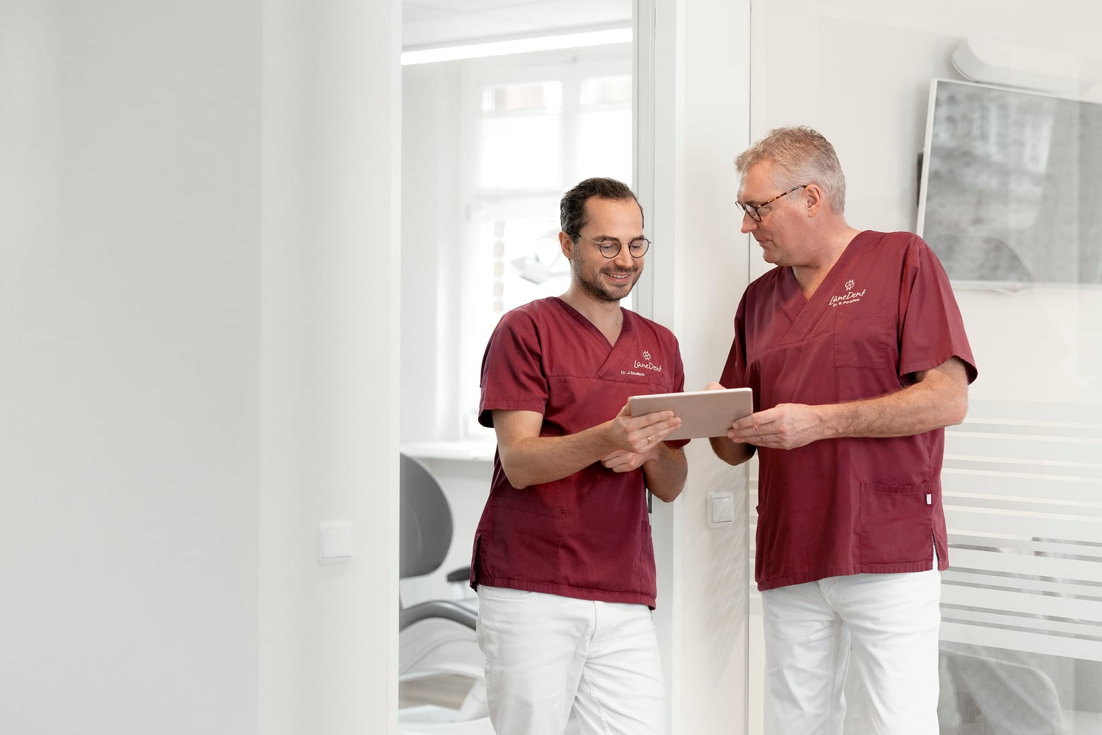 Zahnärzte von LüneDent besprechen eine Aufnahme für die Behandlungsplanung