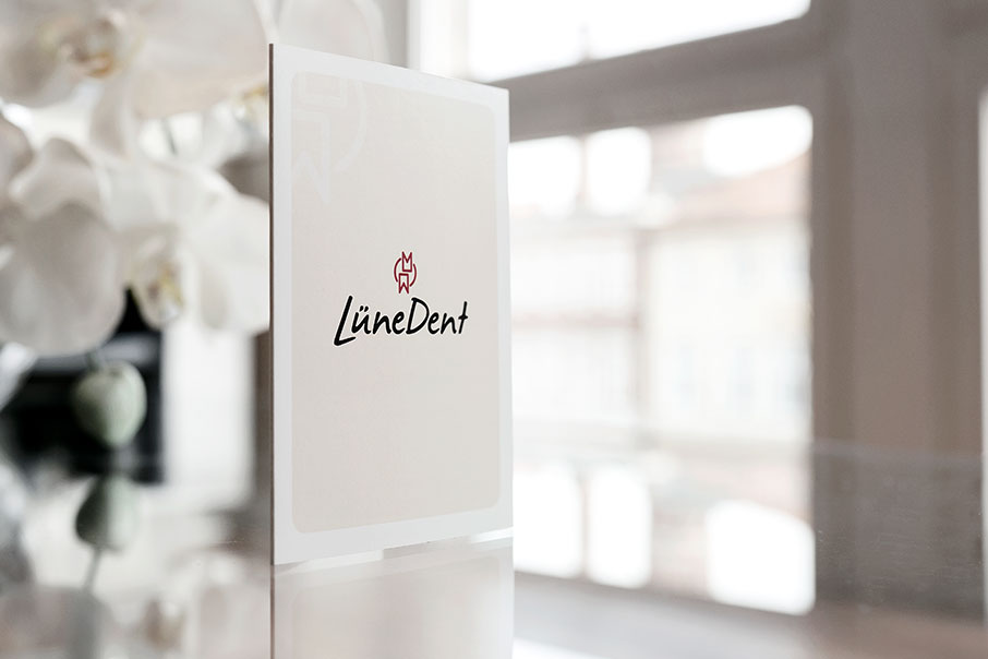 Ruhiges Praxisdetail mit LüneDent-Logo als Poster für den Praxisfilm